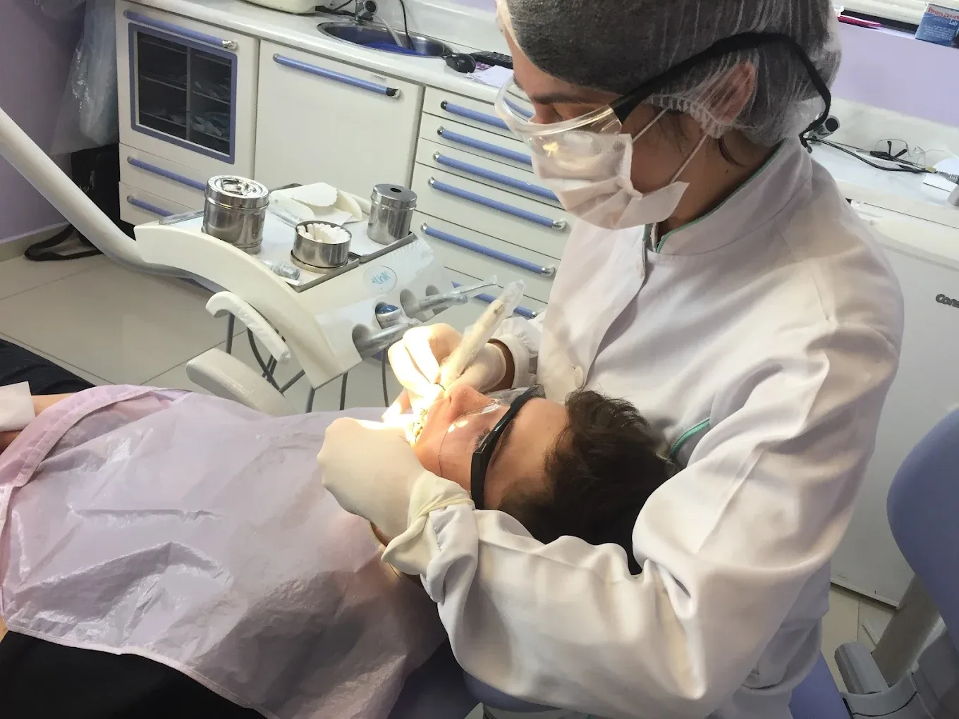 Equipamentos odontológicos de alta tecnologia na clínica Confidere